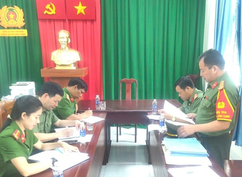 Kiểm tra hoạt động của Tổ điều lệnh bán chuyên trách và công tác thi đua, khen thưởng tại xã Đắk Song